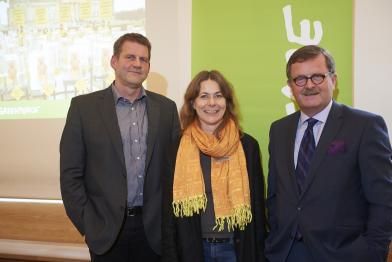 Pressekonferenz zu Patent auf Stammzellen, im Bild: Christoph Then (Berater von Greenpeace), Barbara Kamradt (Greenpeace) sowie der Präsident der Bundesärztekammer Frank Ulrich Montgomery, 20012.