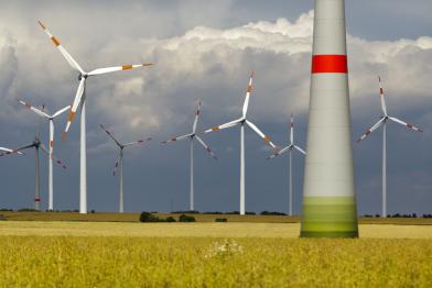 Strom aus Wind-, Wasser- und Solarkraft kommt den Verbraucher im Vergleich günstiger.
