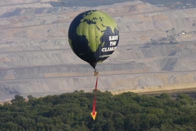 Ballon über Braunkohle-Tagebau