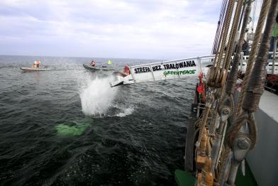 Greenpeace-Aktivisten versenken Steine vor der polnischen Küste bei Kolberg 21.05.2013 