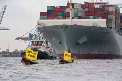 Greenpeace-Schlauchboote vor dem Frachtschiff "Cosco Pride", Juni 2013