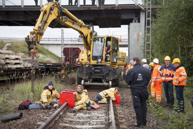 16.9.2013: Schwedische und deutsche Greenpeace-Aktivisten protestieren auf Transportgleisen des Braunkohletagebaus Welzow-Süd gegen weitere Tegebaupläne des Konzerns Vattenfall
