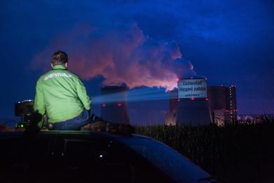 Greenpeace-Aktivisten projizierten in mehreren Sprachen „Vattenfalls Kohle tötet“ auf das Kohlekraftwerk Schwarze Pumpe, September 2013