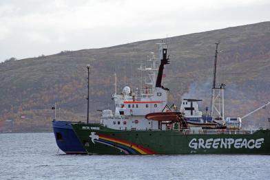 Die russische Küstenwache schleppt die Arctic Sunrise nach Murmansk ab, September 2013.