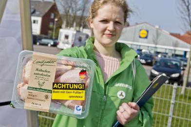 29. März 2014: In 33 deutschen Städten unterwegs: Greenpeace-Ehrenamtliche informieren die Verbraucher -  Lidl will Geflügel verkaufen, das mit Gen-Soja gefüttert wurde 