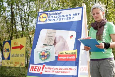 Greenpeace-Aktivisten warnen vor Lidl-Ostereiern mit Gentechnik, April 2014