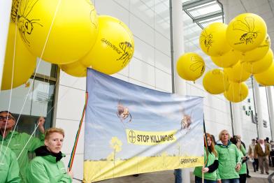 Greenpeace-Aktivisten protestieren bei der Bayer Aktionärsversammlung gegen bienenschädliche Pestizide, April 2014