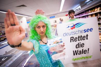 Greenpeace-Aktivisten protestieren vor Supermärkten gegen Produkte von Deutsche See, August 2014