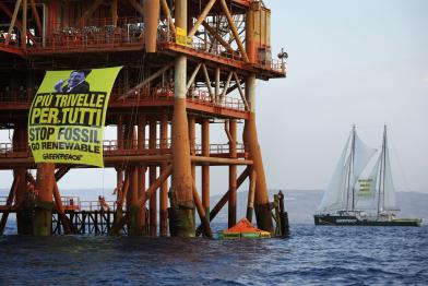 Greenpeace-Aktivisten protestieren auf einer Ölplattform vor Sizilien