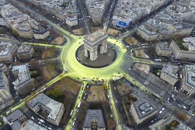 Luftbild: aufgemalte Sonne um den Pariser Triumphbogen