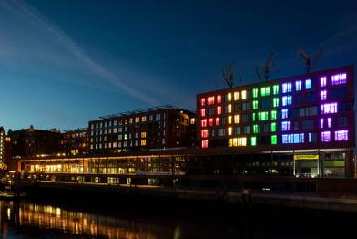 Das Wort „Peace“ bildeten in der vergangenen Nacht die erleuchteten Fenster der Hamburger Greenpeace-Zentrale