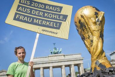 Greenpeace-Aktivistin fordert mit verschmutzem WM-Pokal Merkel zum Kohleausstieg auf