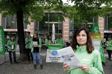 Gruppenaktionstag in Berlin, Aktivisten protestieren gegen Plastik in Kosmetik