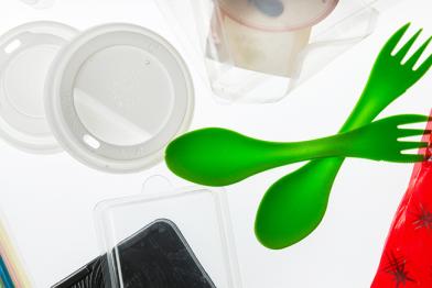 Einwegplastik vor weißem Hintergrund