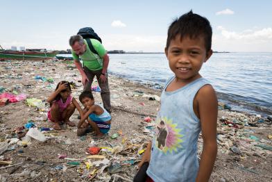 Greenpeace-Mitarbeiter Michael Meyer-Krotz am vermüllten Strand von Manila