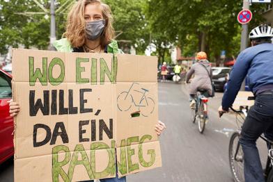 Update vom 23. Mai: In 30 Städten demonstrieren Aktivist*innen wie hier in Köln für mehr Platz für Fuß- und Radwege