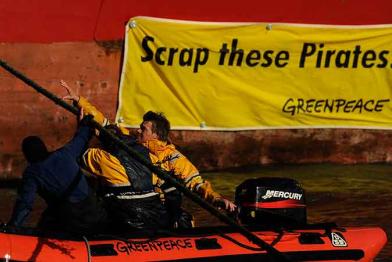 Greenpeace Taucher haben die Schiffsschrauben von vier Piratenfischern mit Ketten blockiert,Oktober 2008 