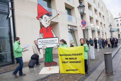 Greenpeace-Aktivisten begrüßen die Mitglieder des Deutschen Forstwirtschaftsrat in Berlin mit einem 3,5 Meter hohen Pinocchio.
