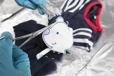 Labortest eines T-Shirts der Marke Primark