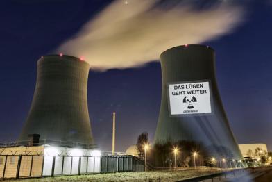 Greenpeace-Aktivisten projizieren: "Das Lügen geht weiter" an den Kühlturm des AKW Philippsburg 21.03.2011