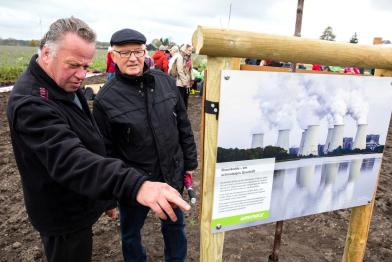 Ausstellungstafel an Baumpfosten