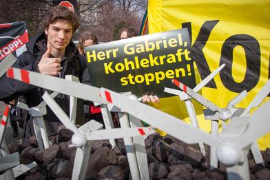 Greenpeace-Aktivisten protestieren in Berlin gegen Sigmar Gabriels Vorschlag für eine Klimaschutzgebühr.