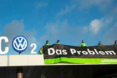 Greenpeace-Aktivisten empfangen den Aufsichtsrat von VW mit einem Protestbanner über dem Werkstor in Wolfsburg.
