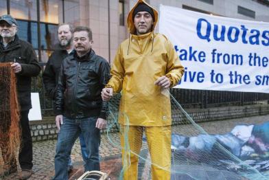 Greenpeace-Aktivisten protestieren in Brüssel gegen die Überfischung der Meere