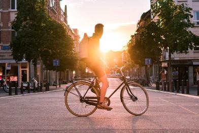 Radfahrer hält auf einer leeren Kreuzung