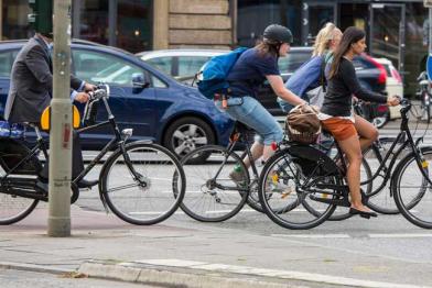 Radfahrer mitten im Verkehr - hier in Hamburg 2013