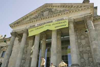 Greenpeace-Banner für eine Zukunft ohne Atomkraft am Reichstag, September 2009