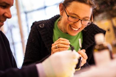 Greenpeace-Aktivistin bei der Handyreparatur