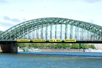 Greenpeace-Aktivisten haben ein Anti-Atomkraft-Banner an der Hohenzollern-Rheinbrücke befestigt 05/05/2010