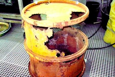 Vom Rost zerfressen: Atommüllfass im AKW Brunsbüttel