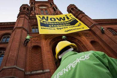 19.08.2014: Greenpeace-Aktivisten protestieren vor dem Roten Rathaus in Berlin mit rotem Schlamm gegen die Verockerung der Spree durch den Braunkohletagebau