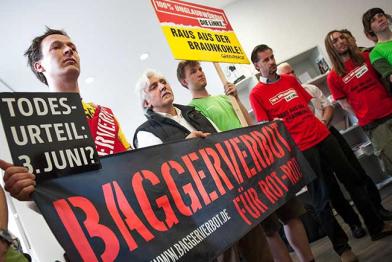 27. Mai 2014: Greenpeace-Aktivisten begleiten das Gespräch zwischen Greenpeace-Sprechern und Linke-Parteivertretern am Runden Tisch