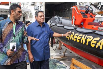 Greenpeace-Geschäftsführer Kumi Naidoo und Präsident Yudhoyono auf der Rainbow Warrior 06/07/2013