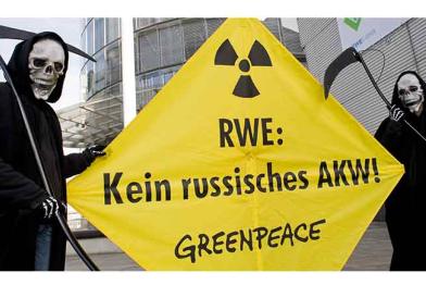 Greenpeace-Aktivisten protestieren gegen die Beteiligung des Stromkonzerns RWE am Bau eines bulgarischen Atomkraftwerkes, November 2008