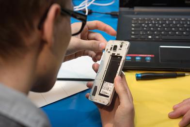 Geöffnetes Smartphone im Repair Café