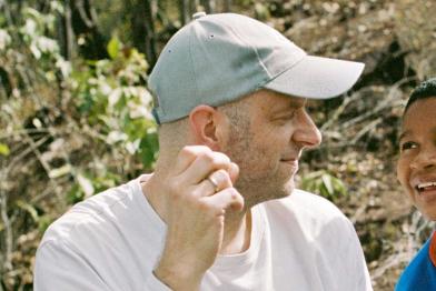 Regisseur Jens Schanze mit Kind in Kolumbien