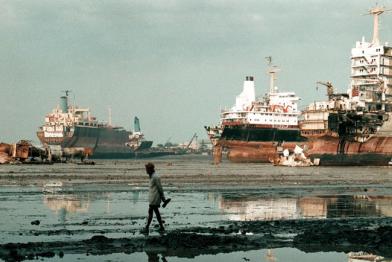 Der größte Schiffsfriedhof der Welt-hier werden europäische Altschiffe unter unmenschlichen Bedingungen abgewrackt