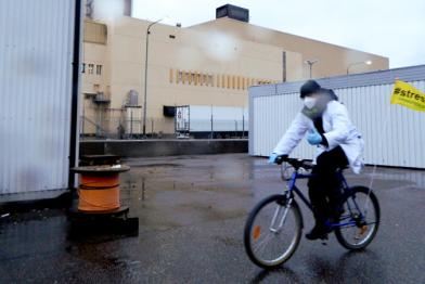 Greenpeace-Fahrradaktivist mit #stresstest-Banner