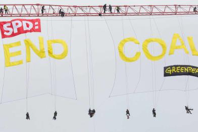 Kletterer Hängen riesige "End Coal"-Buchstaben an Kran nahe SPD-Parteitag