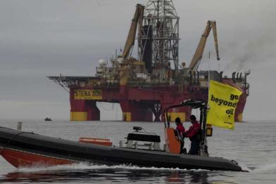 Vor Grönland protestiert die Esperanza am 23.08.2010 gegen Probebohrungen von Cairn Energy