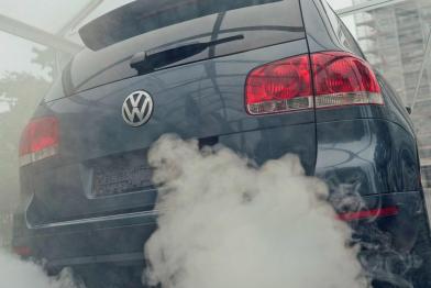 SUV von VW stößt Qualm aus