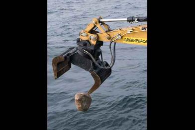 Einer der Natursteine, die Greenpeace im Sylter Außenriff versenkt wurden, August 2008.