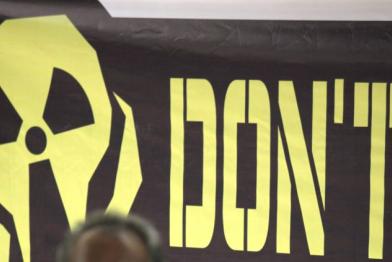 Symbolbild als Mahnung gegen AKW-Neubau in Polen; aufgenommen am 13. November 2011 in Indonesien, wo ein AKW-Neubau vorerst ausgesetzt worden war