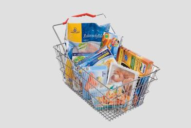  Einkaufskorb gefüllt mit Tiefkühlfisch Produkten aus dem Supermarkt. Dezember 2007