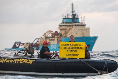  Greenpeace im Pazifik zum Schutz der Tiefsee vor dem Schiff "Maersk Launcher", gechartert von der Bergbaufirma "DeepGreen"