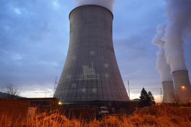Atomkraftwerk Tihange in Belgien mit einer gReenpeace-Projektion